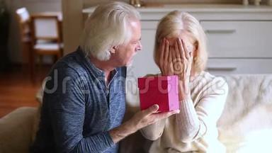 关爱的老丈夫送给激动的成熟妻子的礼物盒